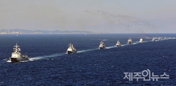 지난 2015년 10월 17일 오후, 부산 앞바다에서 ‘2015 대한민국 해군 관함식‘ 해상사열이 펼쳐지고 있다. 사진=해군 제공.