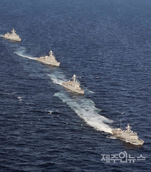지난 2015년 10월 17일 오후, 부산 앞바다에서 ‘2015 대한민국 해군 관함식‘ 해상사열이 펼쳐지고 있다. 사진=해군 제공.