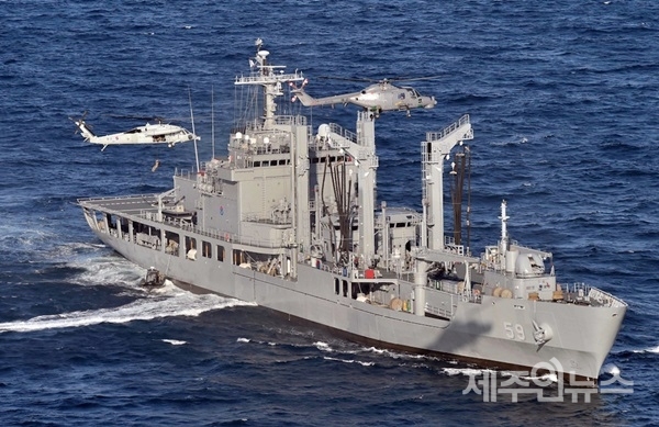 2015년 10월 17일 오후, 부산 앞바다에서 ‘2015 대한민국 해군 관함식‘이 열린 가운데 해상사열이 펼쳐지고 있다. 관함식은 해상사열과 훈련시범을 통해 해군의 전투준비태세를 점검하고 사기를 진작시키는 의식이다. 사진=해군 제공