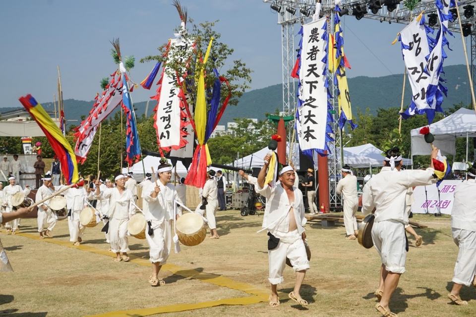 ‘제59회 한국민속예술축제’와 ‘제25회 전국청소년민속예술제’가 10월 12일부터 14일까지 제주 성읍민속마을에서 열린다.