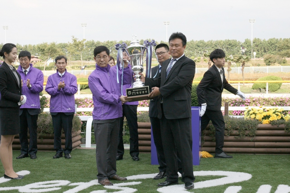 김낙순 회장이 우승 마주에게 트로피를 전달하고 있다.