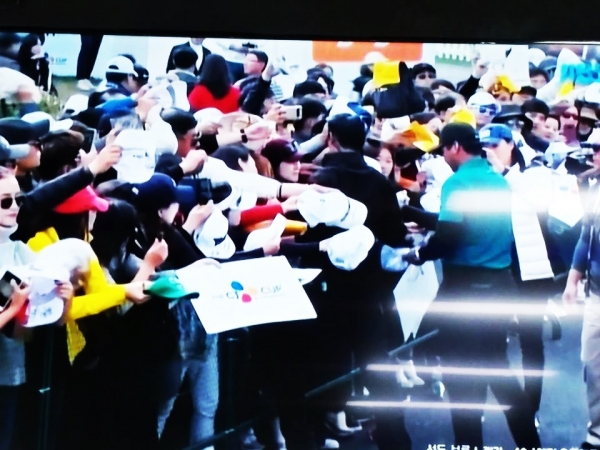 ▲ 팬들의 사인요구에 응하는 제이슨 데이. 사진=SBS 중계방송 화면 캡처.