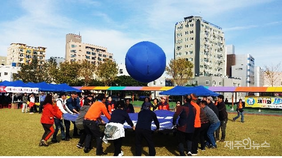 ▲ 제11회 한마당 축제 행사 하나인 ‘대형천 공 튕기기’모습.