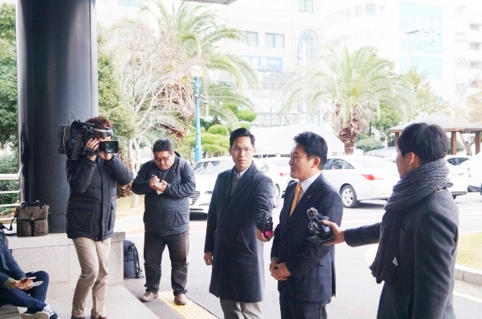 ▲ 원희룡 지사가 법원에 나와 공판에 임하기 전 취재진에게 입장을 밝히고 있다.