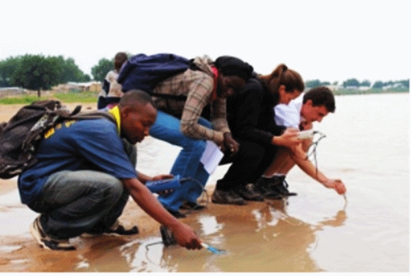 ▲ 코트디부아르 Aghien 호수지역의 식수공급 문제 해결을 위한 프로젝트 진행 모습.