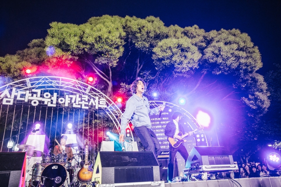 봄밤을 뒤흔든 '삼다공원 야간콘서트'