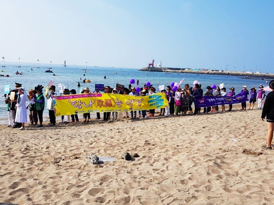 ▲ 지난해 이호테우해변에서 열린 보라데이 캠페인 활동.