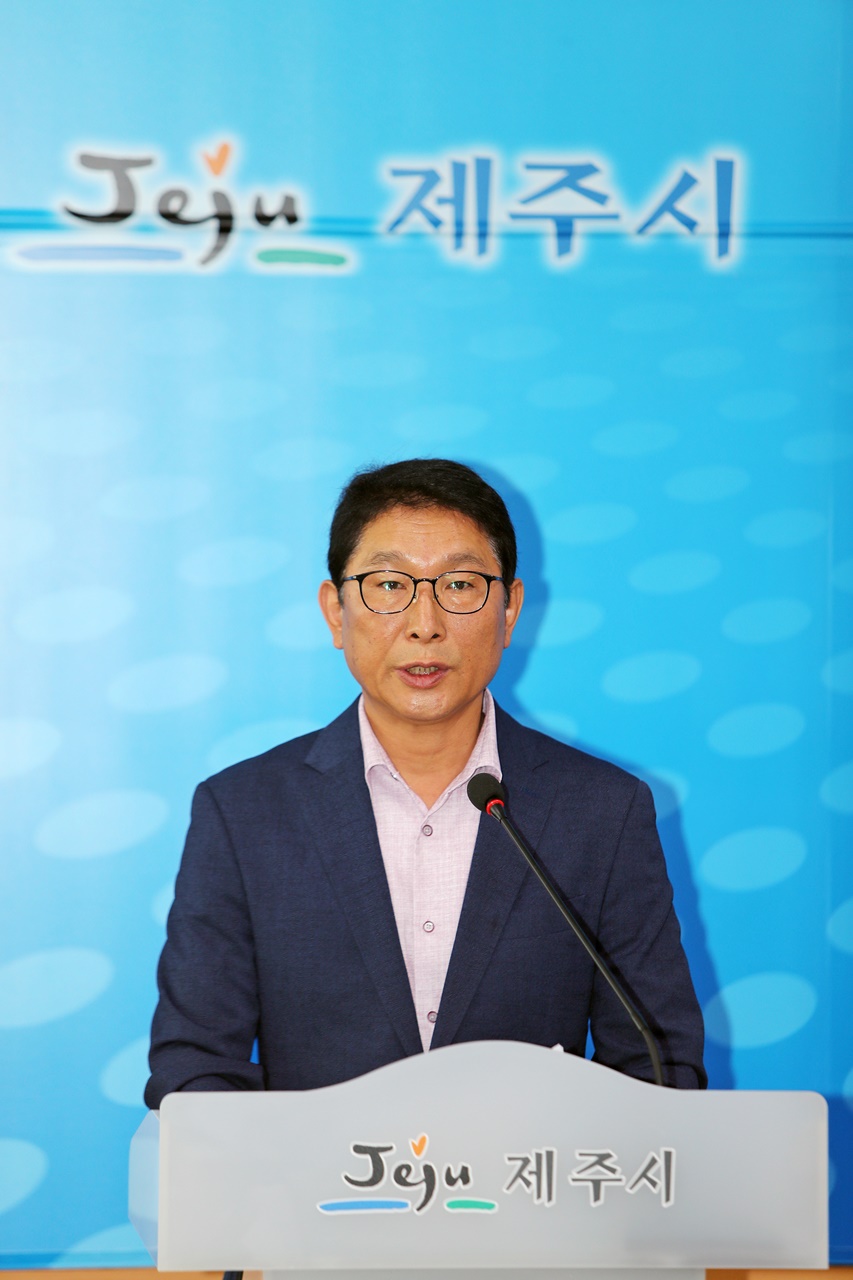 ▲ 브리핑하는 김철용 우당도서관장.