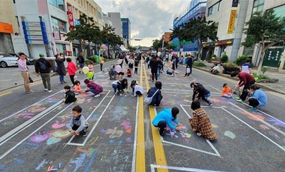 어린이들이 도로에서 그림 그리기 하는 모습. (사진은 2019년 10월 관덕정 앞 차 없는 거리)