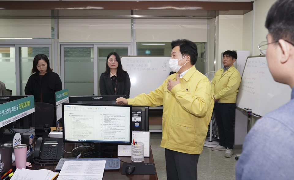 원희룡 지사는 19일 오전 도청 별관 3층 스마트워크센터에 마련된 재난긴급생활지원금 전담대응팀을 찾아 격려했다.