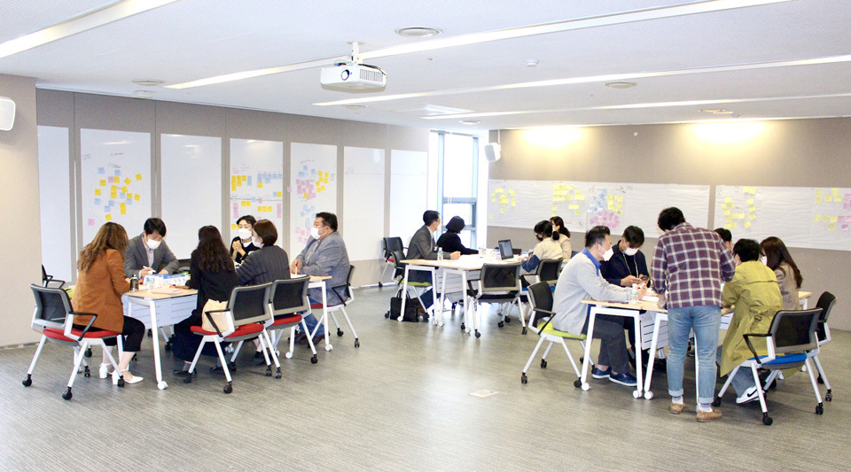 제주국제자유도시개발센터(JDC)는 지난 23일 제주혁신성장센터 내 일자리 지원공간인 ‘J-CUBE’에서 사회공헌 사업 임팩트 강화를 위한 ‘디자인 씽킹(Design Thinking) 워크숍’을 개최했다.@제주인뉴스