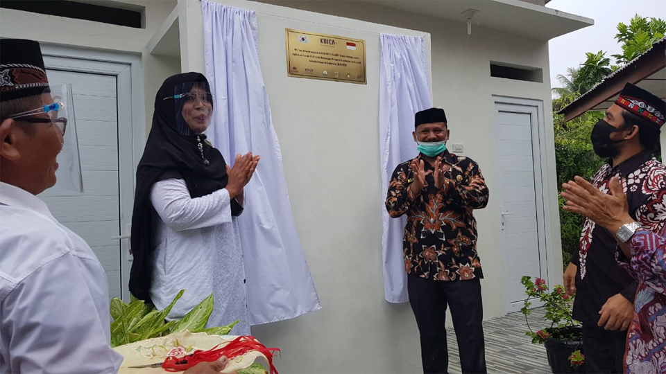 △ 초등학교 화장실 완공식이 지난 11월 26일 아체(Aceh)州 정부 Ichwanul Fitri 학교보건위원장 등 27명의     현지 학교보건관계자가 참석한 가운데 아체베사르 SDN Lamreung 초등학교에서 개최됐다. (2020년도     민관협력사업 현지 코로나 대응 계획)@제주인뉴스