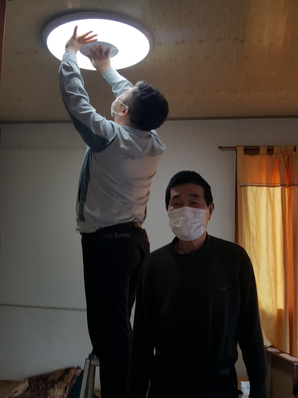 고독사 예방을 위한 ‘안심 LED 센서등’설치 및 점검@제주인뉴스