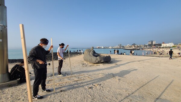 24일 오후 협재해변에서 드래곤볼 팝아트 그림을 설치하고 있다. : 제주인뉴스