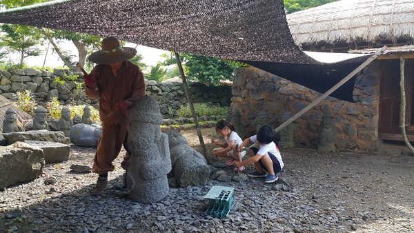 제주 돌문화공원은 돌하르방 제작 과정에 참여하고 자기만의 돌화분을 만들어보는 ‘석공예’ 체험을 진행한다. : 공원