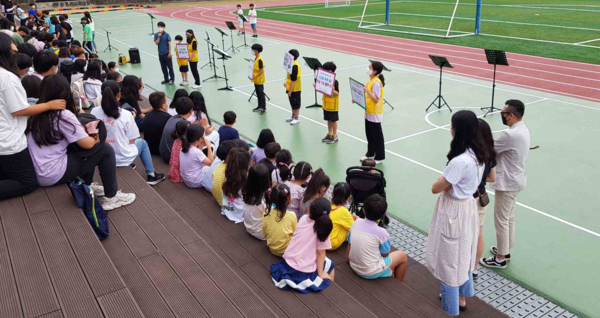위미초등학교는 지난 20일 오전 ‘음악이 있는 등굣길 캠페인’을 진행했다. : 위미초
