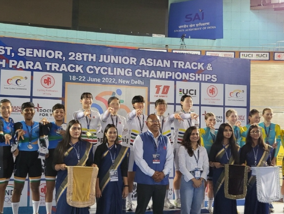 인도 뉴델리에서 진행된 제28회 트랙 아시아주니어선수권대회에서 영주고등학교 김은송 학생(좌측 두 번째)은 10km 포인트경기에서 개인 6위, 4km 단체추발에서 4:48,931 기록으로 금메달을 획득했다. : 영주고