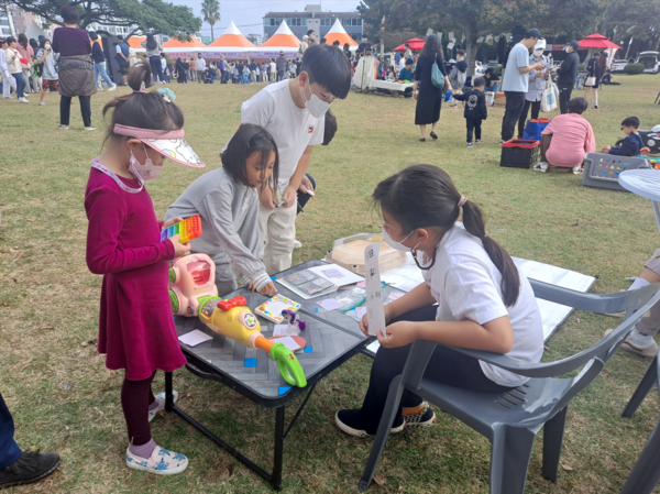 22일 서귀포학생문화원 잔디광장에서 아이들이 가족과 함께 즐기면서 나눔봉사와 생태환경 보전을 체험하며 배우는 두 번째 '가족 축제의 날' 횅사가 진행됐다. : 문화원