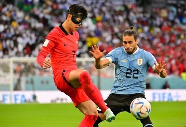 한국은 24일 오후 10시(한국시간) 카타르 알라이얀의 에듀케이션 시티 스타디움에서 열린 우루과이와 2022 카타르월드컵 H조 조별리그 1차전에서 전후반 90분 동안 득점 없이 0-0으로 비겼다. 사진 : Mennoblese