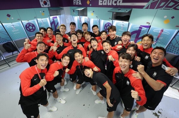 16강 진출에 성공한 한국 국가대표팀 선수들이 락커룸에서 기념촬영을 하고있다. 한국은 6일 오전 4시 카타르 도하의 974스타디움에서 G조 1위를 상대로 방문 월드컵 사상 첫 8강 진출에 도전한다. 사진 : 황희찬 인스타그램