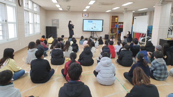 지난 14일 흥산초등학교 다목적실에서 전교생이 참여하는 ‘제주어 퀴즈대회’가 진행됐다. : 흥산초