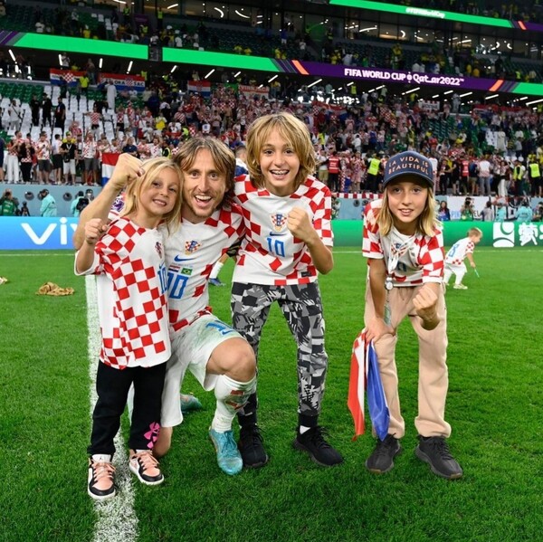 크로아티아의 주장이자 핵심 미드필더 루카 모드리치가 2022 카타르월드컵이 열린 경기장에서 가족들과 함께 하고 있다. 사진 : 모드리치 인스타그램