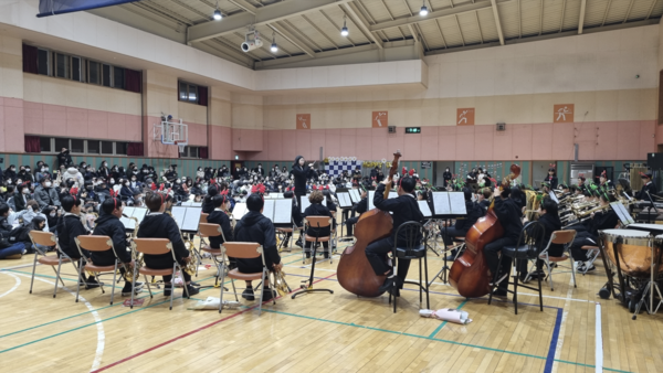 지난 15일 오후 이도초 체육관에서 열린 ‘이도 윈드오케스트라 송년음악회’. : 이도초