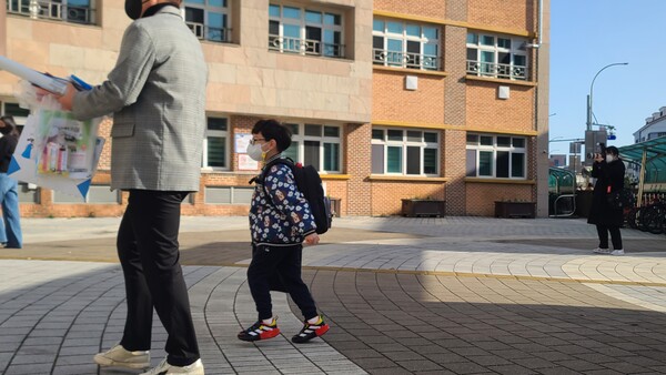 실내 마스크 착용 의무가 해제된 2일 오전 제주시 이도초등학교 학생들이 2023학년도 입학식을 위해 학교로 걸어가고 있다. : 제주인뉴스