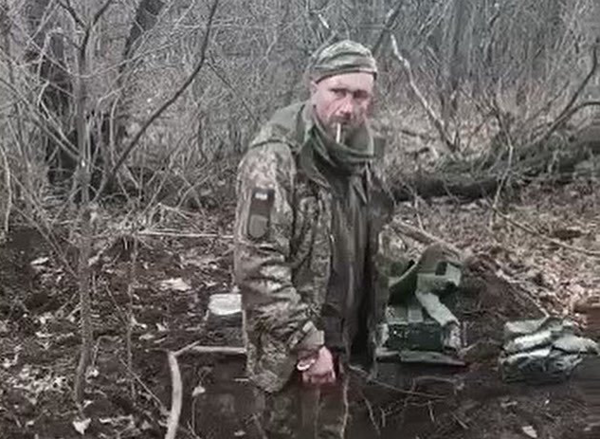 지난주 SNS에서 확산한 12초 분량의 영상에는 한 우크라이나 병사가 숲 속에서 비무장 상태로 담배 한 개비를 피운 후 러시아군의 총격에 숨지는 모습이 담겼다. 우크라이나 국가보안국(SBU)은 12일 (현지시간) 텔레그램을 통해 "영상 속 처형된 군인은 우크라이나 북동부 체르니히우 지역 국토방위여단 제163대대 소속 저격수 올렉산드르 이호로비치 마치예우스키"라고 말했다. : 트위터 캡처