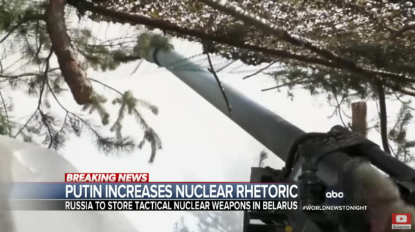 전술핵무기는 특정 전투에서 사용하기 위해 소형화한 핵무기다. 도시·지역 단위를 파괴할 수 있는 전략핵무기보다는 위력이 작지만 반경 수㎞를 초토화할 수 있다. 러시아는 약 2000기에 달하는 전술핵무기를 보유한 것으로 알려졌다. : ABC News 캡처