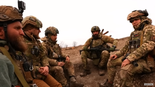우크라이나-러시아 전쟁 관련 기밀을 담은 미국 정부 문건이 트위터외 텔레그램 등 소셜미디어(SNS)에 유출되면서 미 국방부가 조사에 착수했다. 동부 돈바스 지역 격전지 바흐무트에 주둔하고 있는 우크라이나 병사들의 모습. : BBC 캡처