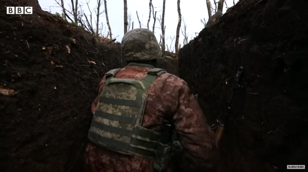 우크라이나군 병사가 도네츠크주 바흐무트 외곽의 미공개 지역에서 러시아 군과 대치하고 있다. : BBC 캡처