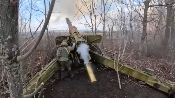 우크라이나 도네츠크주 바흐무트 전선에서 우크라이나 군인들이 곡사포를 발사하고 있다. : The Independent 캡처