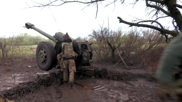 우크라이나 도네츠크주 바흐무트 전선에서 우크라이나 군인이 곡사포를 발사하고 있다. : Reuters 캡처