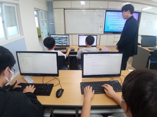 토평초등학교는 지난 9일 지역 언론 기자를 초청해 6학년 학생들을 대상으로 신문 기사 작성 방법에 대한 수업을 진행했다. : 토평초