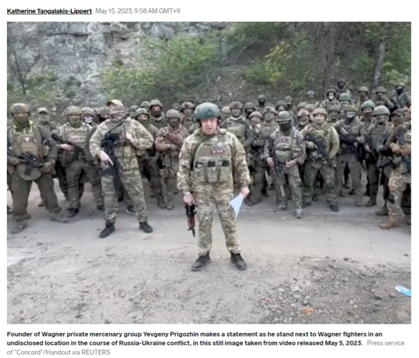바그너그룹의 예브게니 프리고진이 지난 5일(현지시간) 장소가 알려지지 않은 곳에 부대원들과 모여 러시아 군이 탄약을 제공하지 않는다면 바흐무트에서 철수하겠다는 내용의 성명을 발표하고 있다. : Insider 기사 본문 캡처