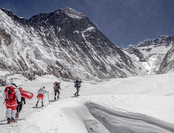 마가르가 셰르파 4명과 함께 에베레스트를 등반하고 있다. : 하리 부다 마가르 인스타그램