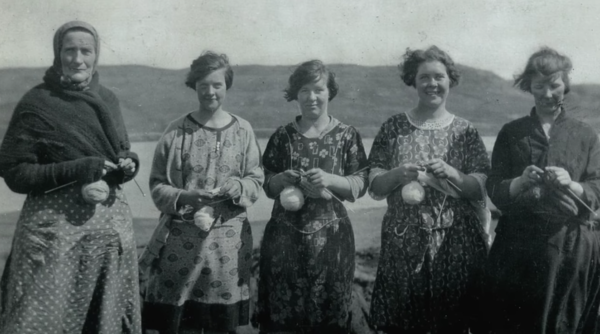 브로우 로지 트러스트는 수공으로 하는 손뜨개질이 스코틀랜드의 사회문화와 예술 유산의 가장 중요한 요소 중 하나로 판단, 페트라섬에 위치한 브로우 로지 보존 활동과도 밀접한 관련이 있다고 보고 있다. : BROUGH LODGE TRUST 홈페이지 캡처