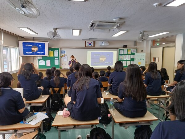 지난 22일 신성여자중학교 교실에서 학생들을 대상으로 진행된  ‘찾아가는 휴먼북’. : 신성여중
