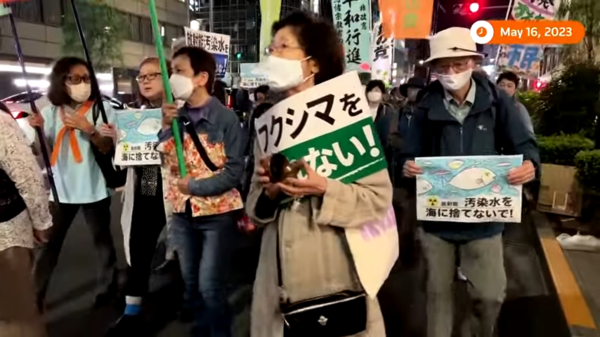 지난 5월 16일 일본도쿄 일대에서 열린 후쿠시마 오염수 해양투기 반대 집회에서 참가자들이 거리를 행진하고 있다. : Reuters 영상 캡처