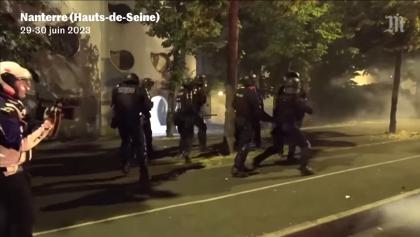 지난 27일(현지시간) 낭테르에서 경찰의 검문을 피하려던 나엘(17)이 경관의 총에 맞아 숨지면서 경찰의 과잉 진압을 규탄하는 시위가 프랑스 전역으로 확산하고 있다. : Le Monde 캡처