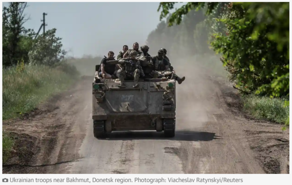 바흐무트 도네츠크 지역에서 포착된 우크라이나군. : The Guardian 캡처