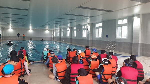 생존수영 실기 교육. : 하도초