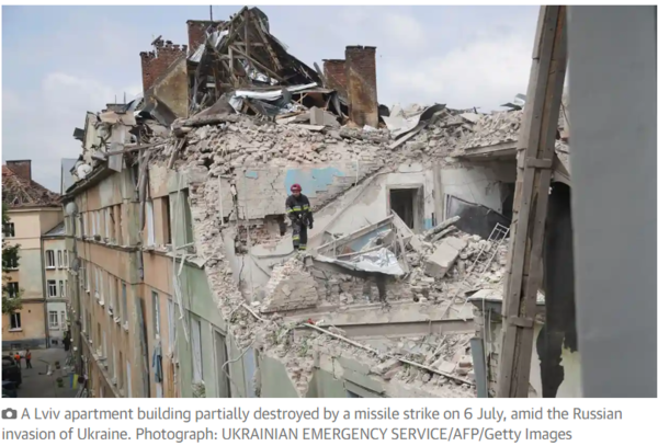 우크라이나 서부 도시 리비우가 지난 6일(현지시간) 러시아의 소행으로 추정되는 미사일 폭격을 받았다. : The Guardian 캡처