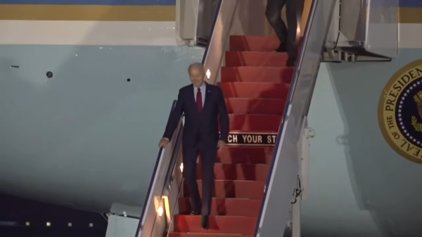 조 바이든 미국 대통령이 9일(현지시간) 영국 스탠스테드 공항에 착륙한 뒤 에어포스원에서 내리고 있다. : Reuters 영상 캡처