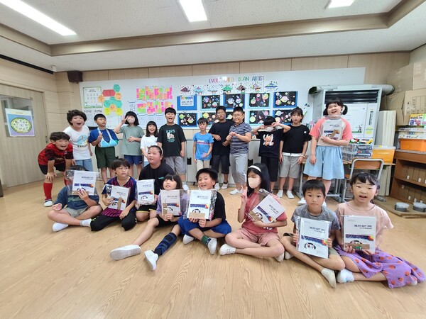 하도초등학교 학생들은 직접 그림책의 시나리오를 만들고 책에 삽입된 모든 그림과 글을 완성해 ‘하도리의 해녀 항일운동’ 그림책을 제작·출판했다. : 하도초