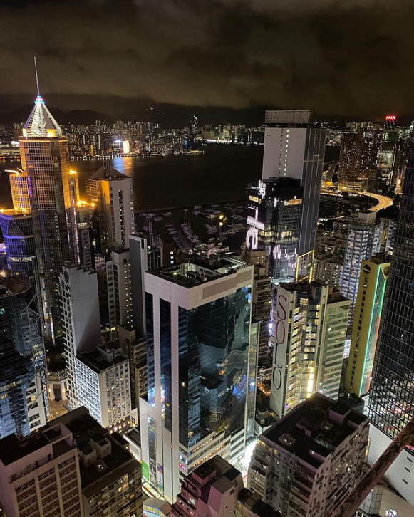 레미 루시디가 자신의  인스타그램에 게시하 마지막 사진. 그는 ‘홍콩’이라는 짧은 설명과 함께 고층 건물 위에서 촬영한 도시의 야경 사진을 공유했다. : 레미 루시디 인스타그램