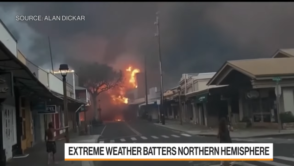 지난 8일(현지시간) 미국 하와이의 마우이 섬 내 라하이나 시내의 프론트 스트리트에서 화재로 인한 연기와 화염이 발생하고 있다. : Bloomberg Television 캡처