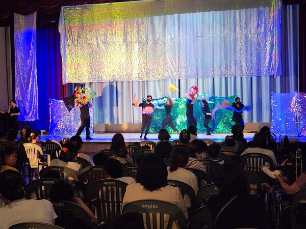 지난 13일 제주 영지학교 교내 체육관에서 열린 색체예술극 ‘너나우리’. : 영지학교