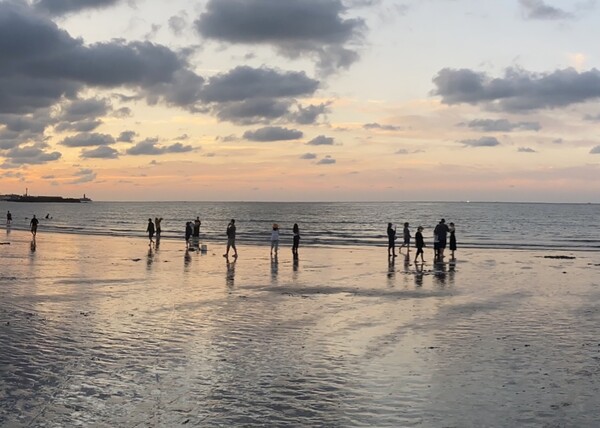 주말인 지난 15일 오후 제주시 삼양동 검은 모래 해변에서 시민들이 맨발로 걷고 있다. : 제주인뉴스